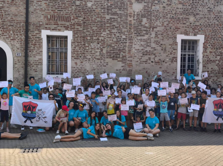 Foto di gruppo dei ragazzi e degli organizzatori durante il corso contro il bullismo del Team Mulè a Torino