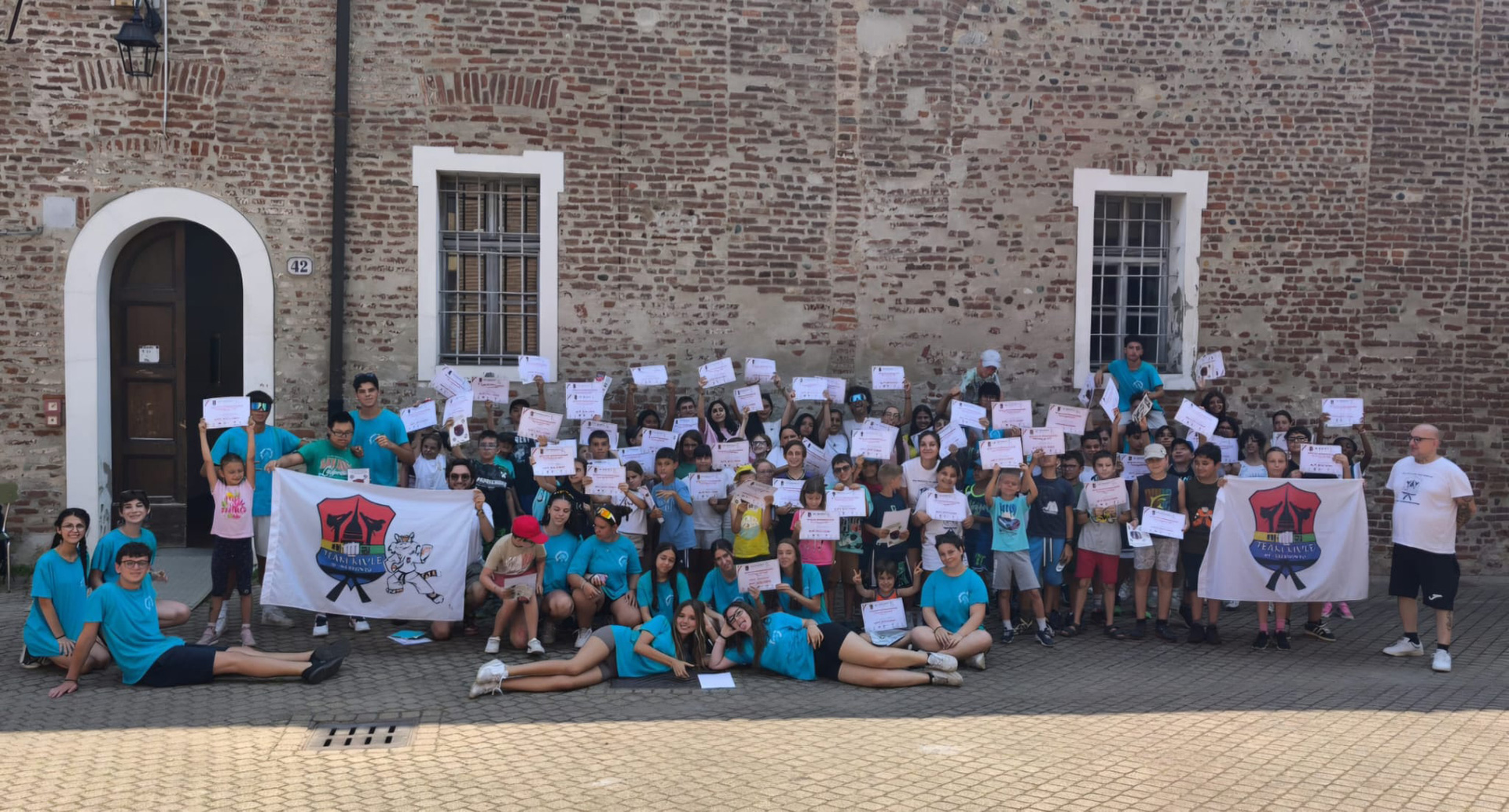 Foto di gruppo dei ragazzi e degli organizzatori durante il corso contro il bullismo del Team Mulè a Torino