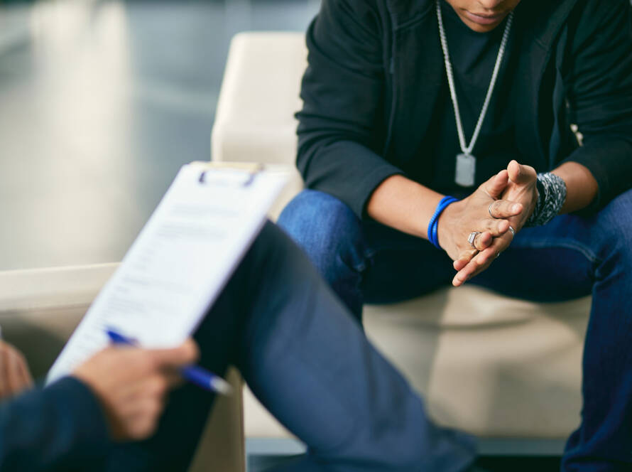 un medico neuropsichiatra analizza l'impatto dei pericoli digitali sugli adolescenti
