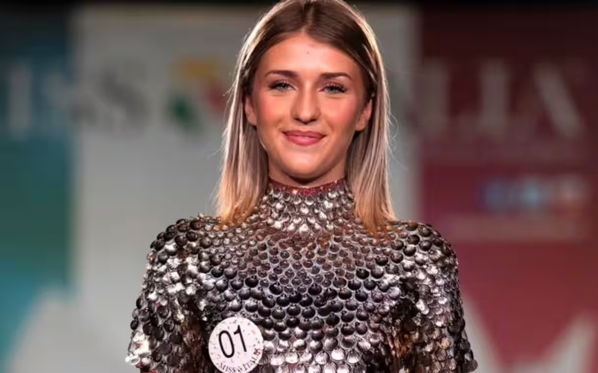Elisa Verdoni posa durante il concorso Miss Italia