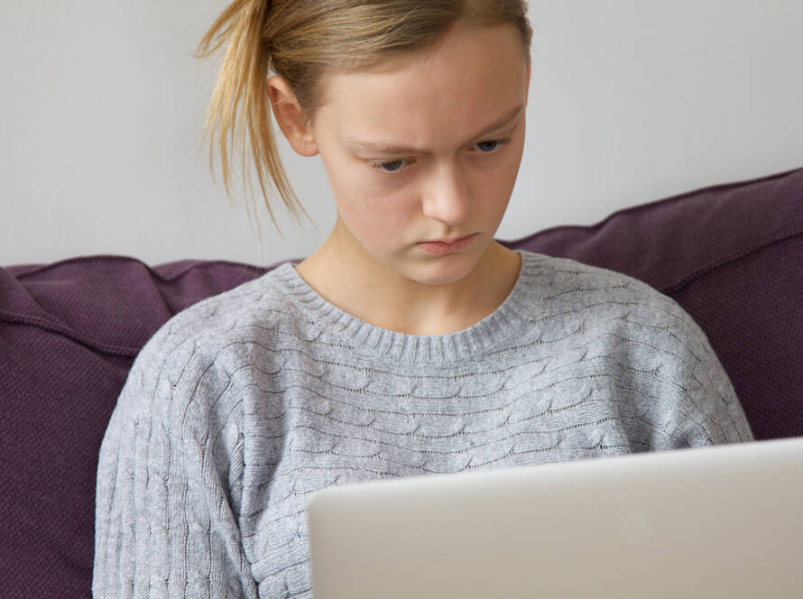 Illustrazione sul cybermobbing e cyberbullismo online con icone di messaggi e dispositivi digitali - ONBD