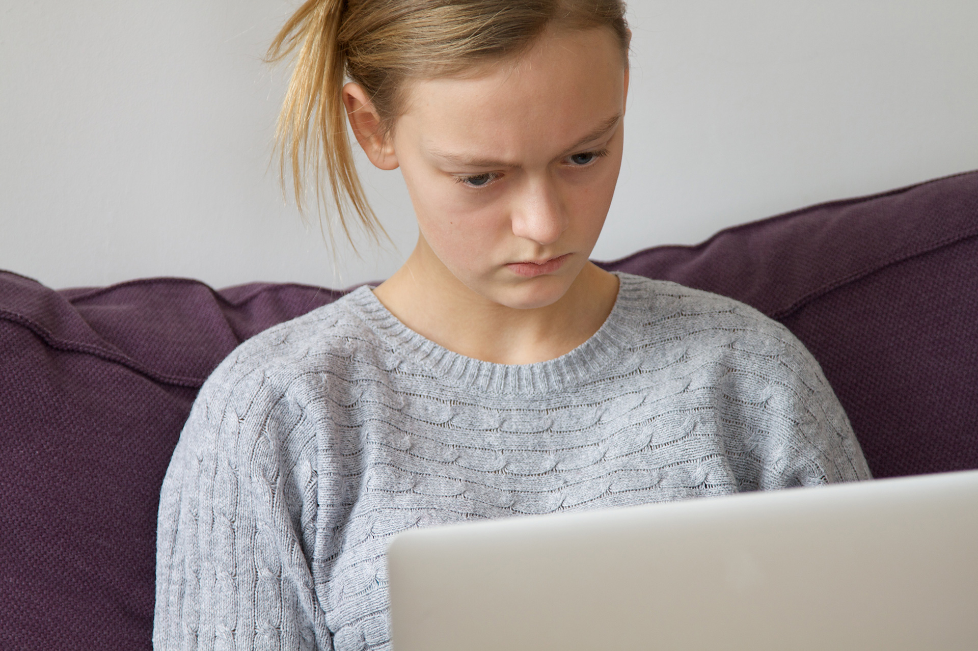 Illustrazione sul cybermobbing e cyberbullismo online con icone di messaggi e dispositivi digitali - ONBD