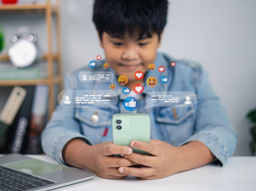 Un'illustrazione concettuale che mostra mani di diverse persone che reggono smartphone con sullo schermo icone di social network, notifiche e profili digitali. Un cerchio centrale evidenzia il concetto di connessione e presenza online tra i giovani.