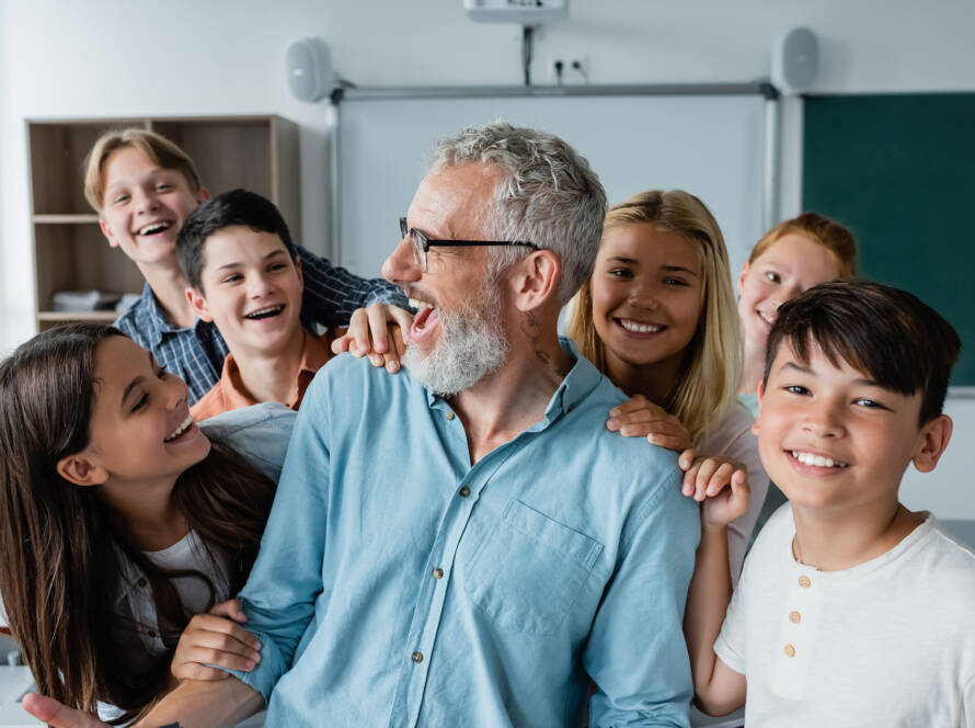Studenti e docenti riuniti in un'aula scolastica per un progetto della comunità educante ONBD
