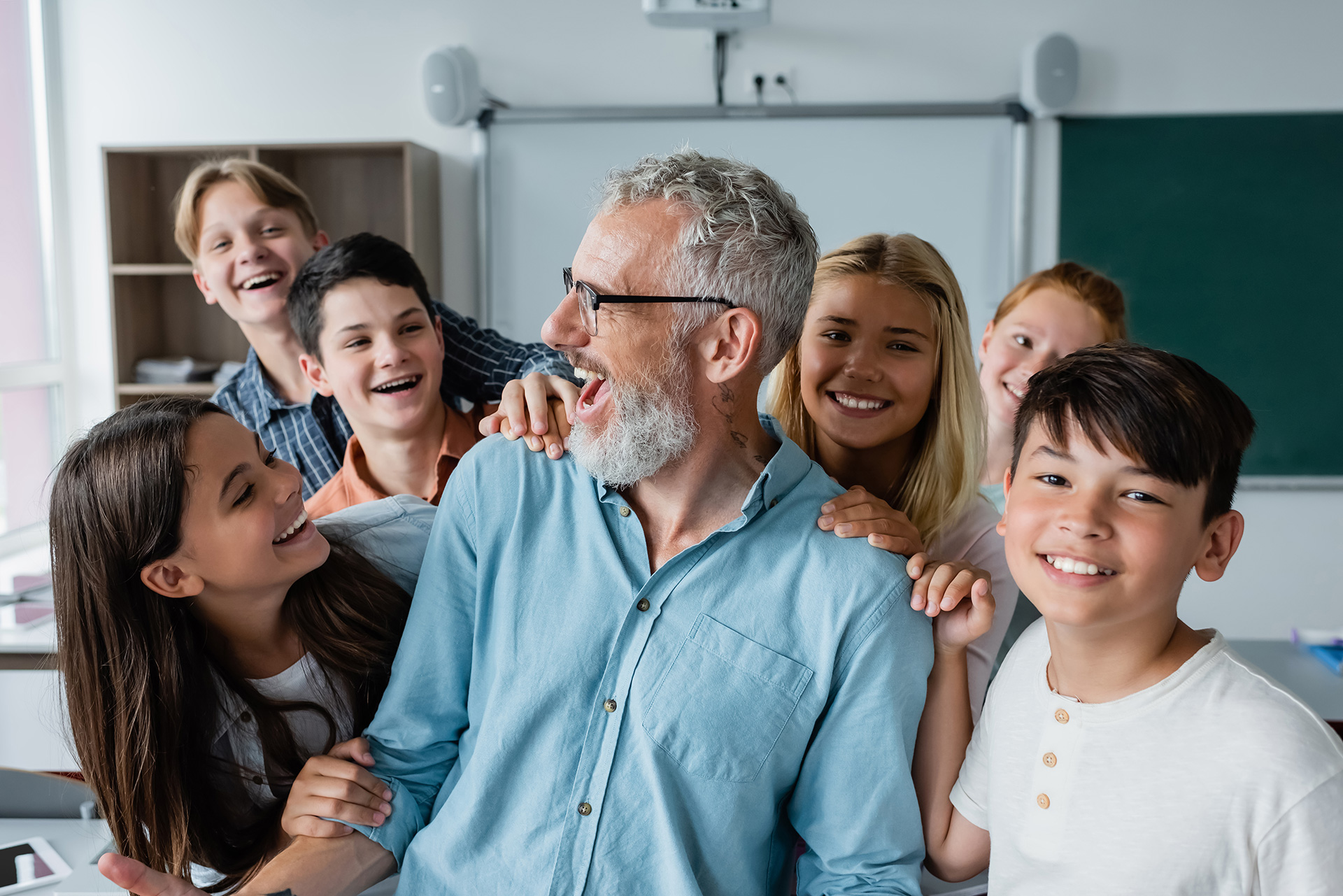 Studenti e docenti riuniti in un'aula scolastica per un progetto della comunità educante ONBD